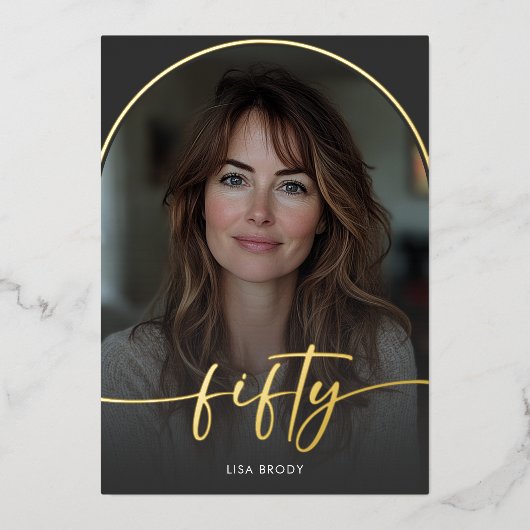 Moderne Minimalistische Zwarte Boog Verjaardag Vij Folie Uitnodiging (Voorkant)