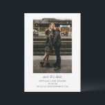 Moderne, minimalistische zwarte, eenvoudige foto-b save the date<br><div class="desc">Houd het eenvoudig en stijlvol met deze schone Save the Date-kaart. Met een gecentreerde verticale foto omlijst door heldere witte ruimte en gecombineerd met elegante seriële en handgeschreven lettertypen, is dit ontwerp perfect voor koppels die een moderne, ingetogen aankondiging willen. Ideaal voor bruiloften in de stad, uitlopers of hedendaagse ceremonies,...</div>