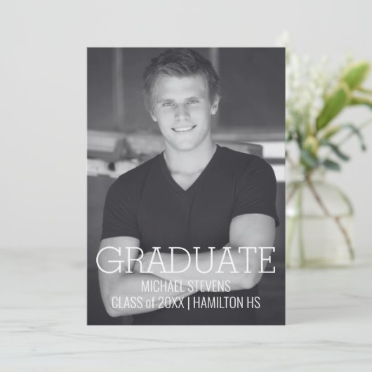 Moderne Minimalistische Zwarte en Witte Afstuderen Aankondiging (Staand voorkant)