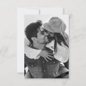 Moderne minimalistische zwarte en witte bruiloft RSVP kaartje (Achterkant)