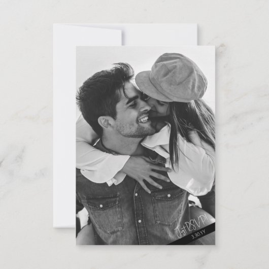 Moderne minimalistische zwarte en witte bruiloft RSVP kaartje (Achterkant)