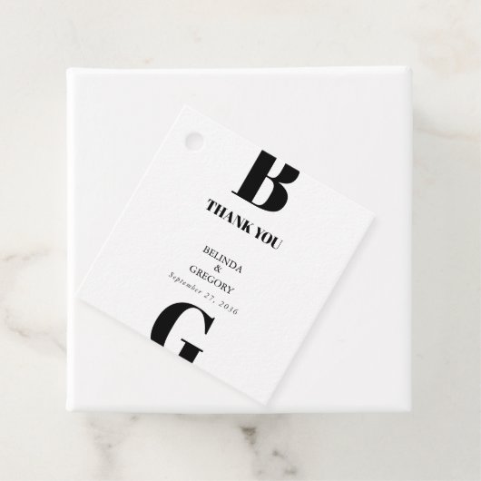 Moderne minimalistische zwarte en witte monogram b bedankjes labels (In situ)