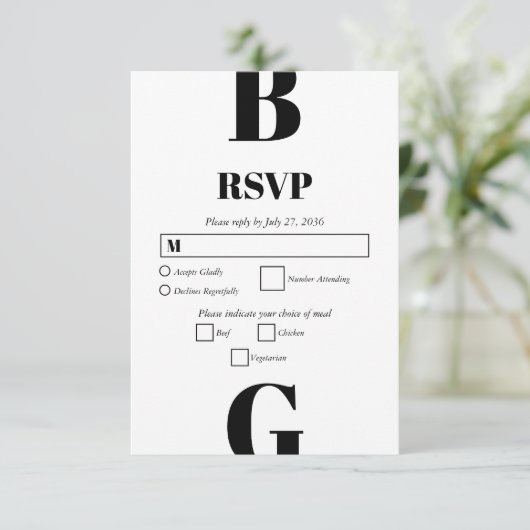 Moderne minimalistische zwarte en witte monogram b RSVP kaartje (Staand voorkant)