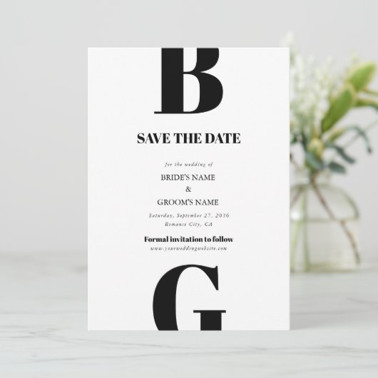 Moderne minimalistische zwarte en witte monogram b save the date (Staand voorkant)