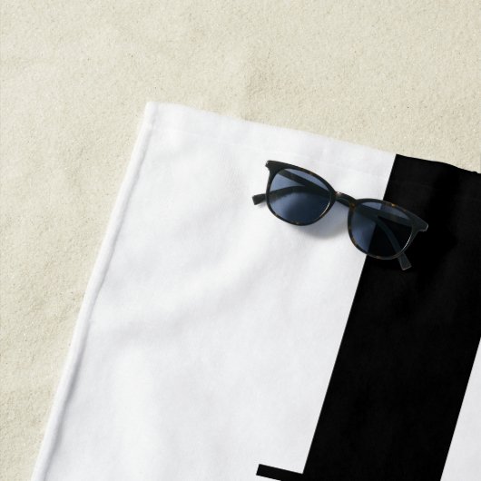 Moderne minimalistische zwarte en witte monogram b strandlaken (In situ)