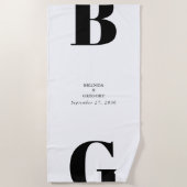 Moderne minimalistische zwarte en witte monogram b strandlaken (Voorkant)