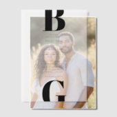 Moderne minimalistische zwarte en witte monogram b vellum uitnodigingen (Offset (Koppel))