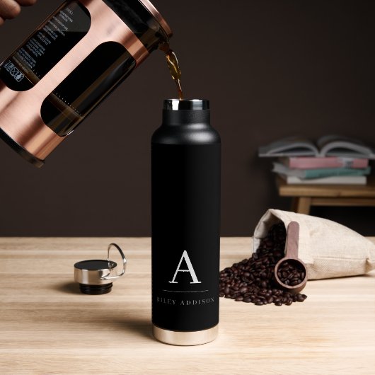 Moderne Minimalistische Zwarte en Witte Monogram Waterfles (Koffie (Gedraaid)  )