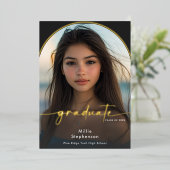 Moderne Minimalistische Zwarte Folie Afstudeerrond Uitnodiging (Staand Voorkant)