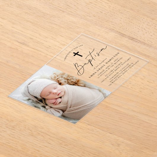 Moderne minimalistische zwarte script foto doop acryl uitnodigingen (Laagn)