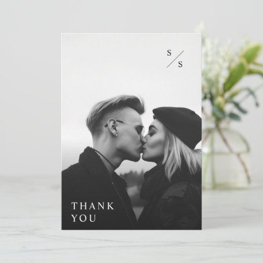Moderne minimalistische zwarte typografie foto bru bedankkaart (Staand voorkant)