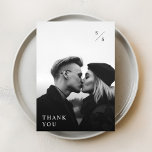 Moderne minimalistische zwarte typografie foto bru bedankkaart<br><div class="desc">Druk uw dankbaarheid uit met onze Modern Minimalist Black Typography Photo Wedding Thank You Card. Deze minimale zwart-witte trouwfoto dank u kaart toont een prachtige foto van een paar en een minimalistisch ontwerp,  perfect voor moderne,  trendy outdoor of bestemming bruiloften. Ideaal voor winter-,  herfst- of herfstbruiloften.</div>