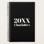Moderne minimalistische zwarte witte aangepaste ja planner<br><div class="desc">Moderne minimalistische zwart-wit maatjaar en naam gepersonaliseerde Planner. Volledig aanpasbare witte tekst op zwarte effen kleur achtergrond. Kleuren kunnen worden bewerkt.</div>