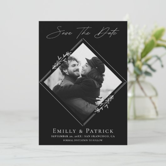 Moderne, minimalistische zwarte & witte foto save the date (Staand voorkant)