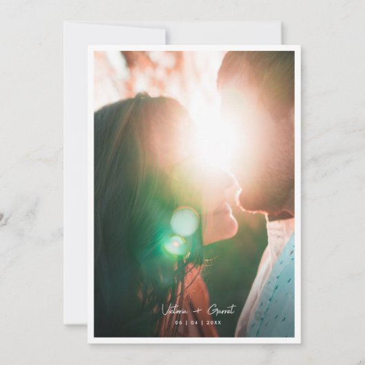 Moderne Minimalistische Zwarte Witte Script Foto H Save The Date (Achterkant)