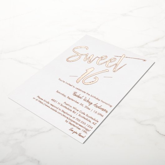 Moderne minimalistische zweet 16e verjaardag Roos  Folie Uitnodiging (Gedraaid)