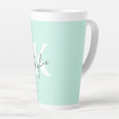 Moderne Mint Cream Gepersonaliseerde Monogram Naam Latte Mok (Rechterhoek)