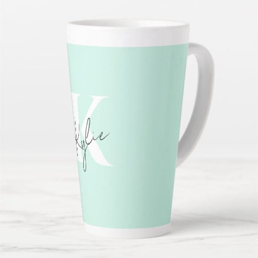 Moderne Mint Cream Gepersonaliseerde Monogram Naam Latte Mok (Rechterhoek)
