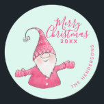 Moderne Mint en Roze Gnoom Custom Merry Christmas Ronde Sticker<br><div class="desc">Deze stijlvolle mintgroene en roze Kerst stickers met een Merry Christmas-gezegde en een schattige kabouter in roze kleding zijn ontworpen voor Xmas-postzegels of favoriete cadeaulabels. De sjabloon tekst maakt het gemakkelijk om uw familienaam en een jaar te typen.</div>