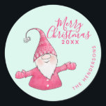 Moderne Mint en Roze Gnoom Custom Merry Christmas Ronde Sticker<br><div class="desc">Deze stijlvolle mintgroene en roze Kerst stickers met een Merry Christmas-gezegde en een schattige kabouter in roze kleding zijn ontworpen voor Xmas-postzegels of favoriete cadeaulabels. De sjabloon tekst maakt het gemakkelijk om uw familienaam en een jaar te typen.</div>