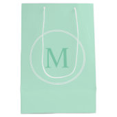 Moderne Mint Groen Kleur Monogram Sjabloon Elegant Medium Cadeauzakje (Achterkant)
