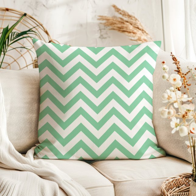 Moderne Mint Groene en Witte Chevron Zigzag Stripe Kussen (Creator heeft geüpload)