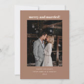 Moderne Mocha Brown Vrolijk Getrouwd Kerstfoto Feestdagenkaart (Voorkant)