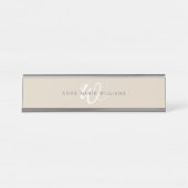 Moderne Mocha Bruine Witte Script Monogram Bureau Naambordje (Voorkant)