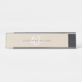 Moderne Mocha Bruine Witte Script Monogram Bureau Naambordje (Voorkant)