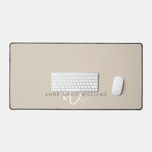 Moderne Mocha Bruine Witte Script Monogram Bureaumat (Keyboard & Muis)