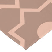 Moderne Mocha Mousse Stoffige Roze Geometrische Vo Korte Tafelloper (Hoek)