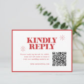 Moderne monochrome rode bruiloft met QR-code RSVP Kaartje (Staand voorkant)