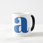 Moderne monogram beginletter in periwinkle magische mok (Voorkant rechts)