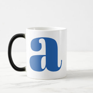 Moderne monogram beginletter in periwinkle magische mok