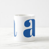 Moderne monogram beginletter in periwinkle magische mok (Center)