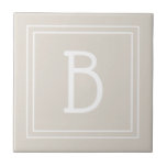 Moderne Monogram Beginletter Sjabloon Tan Bruin Tegeltje<br><div class="desc">Dit ontwerp bevat een moderne, stijlvolle gepersonaliseerde monogram beginletter in een chic minimalistisch eenvoudig dubbel frame in tan en wit. Makkelijk aan te passen met een gebruiksvriendelijke sjabloon om het uw eigen te maken! Neem contact met me op via beachpausedesigns@gmail.com als u hulp nodig hebt of vragen heeft over dit...</div>