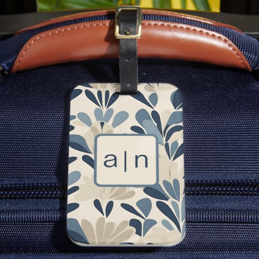 Moderne Monogram Blauwe Wilde Bloemen Bagage Label (Voorkant Insitu 2)