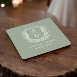 Moderne Monogram Bruiloft Wijze Groene kuif Kartonnen Onderzetters<br><div class="desc">Voeg een elegante touch toe aan uw feest met het Modern Monogram Wedding Crest Square Paper Onderzetter. Met een geavanceerd monogram crest-ontwerp zijn deze onderzetters ideaal voor bruiloften, verlovingsfeesten of vrijgezellenfeesten. De stijlvolle vierkante vorm en het hoogwaardige, absorberende papier beschermen oppervlakken en verbeteren tegelijkertijd uw inrichting. Personaliseer met uw initialen...</div>