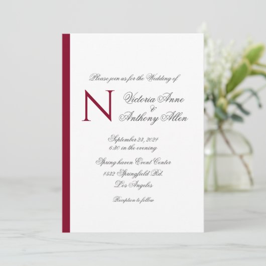 Moderne Monogram Burgundy Simple Budget Wedding Kaart (Staand voorkant)