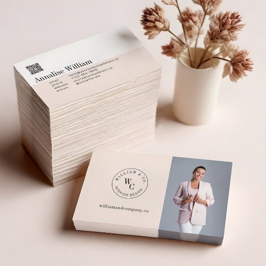 Moderne Monogram Cirkel Crest Aangepaste Foto QR C Visitekaartje