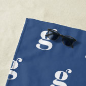 Moderne Monogram Eerste Letter Blauw Wit Patroon Strandlaken (In situ)