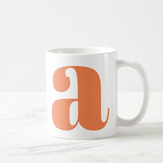 Moderne Monogram Eerste Letter in Oranje Koffiemok (Rechts)