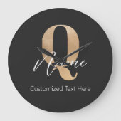Moderne Monogram Eerste Letter Q & Naam Persoonlij Grote Klok (Voorkant)