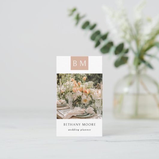 Moderne Monogram Elegante Weddingplanner Foto Visitekaartje (Staand voorkant)