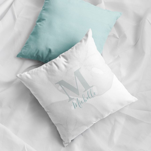 Moderne monogram en gouddollaire turquoise kussen (Coastal monogram pillow with sand dollar design and personalized name beach house decor accent.)