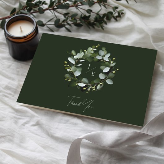 Moderne Monogram Eucalyptus Krans | Donkergroen Bedankkaart