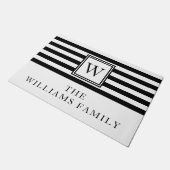 Moderne monogram familienaam zwart en wit deurmat (Schuin)