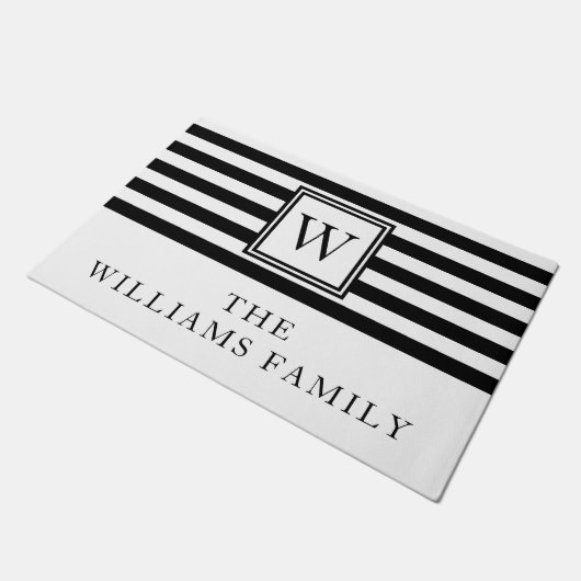 Moderne monogram familienaam zwart en wit deurmat (Schuin)