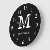 Moderne Monogram Familienaam Zwart en Wit Grote Klok (Hoek)
