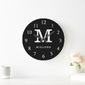 Moderne Monogram Familienaam Zwart en Wit Grote Klok (Huis)